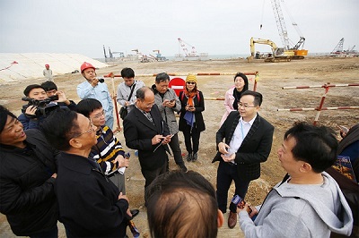 在中科煉化項目建設工地聽介紹并記錄。.jpg
