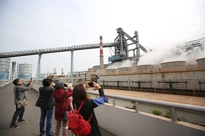 作家們用手機拍下壯觀的“鋼城”。.jpg